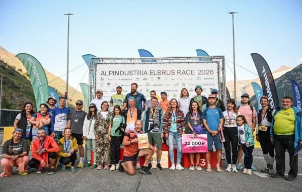 Elbrus World Race: подведены итоги забегов «Альпиндустрии».

На курорте «Эльбрус» состоялись традиционные забеги «Альпиндустрии» — соревнования с почти 15‑летней историей. В этом году организаторы сделали акцент на технической сложности маршрутов: из программы исключены короткие дистанции Cheget 25 и Garabashi 10, а для остальных дистанций введены строгие критерии допуска участников.

Из всех заявившихся отбор прошли 177 спортсменов — все они успешно преодолели дистанции. Кульминацией гонки стал перевал Терсколак: участникам предстояло преодолеть 10 км по сложному рельефу, включавшему участки с крутым подъёмом, риском камнепада и необходимостью использовать элементы скалолазания.

Победителем самой протяжённой дистанции — 131 км вокруг Эльбруса — стал Дмитрий Гаврюшин, завершивший маршрут за 26,5 часов.

Новинкой сезона стала командная дистанция на двоих. Первое место в этой категории завоевали Екатерина Лузина и Артём Соткин: они преодолели 92 км с набором высоты 8 000 м за 31 час 13 минут 42 секунды.

Следующим крупным событием на курорте станет Wild Trail — гонка, популярная по всей стране. Впервые она пройдёт на Эльбрусе 8–9 августа.