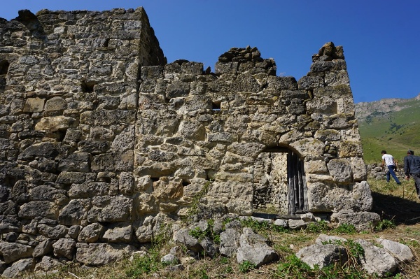 Сотрудники музея-заповедника провели мониторинг средневекового башенного комплекса «Мецхал». 

Мецхал — крупный башенный поселок замкового типа на отроге горы Мат-Лам, в 0.7 км северо-восточнее Фалхана. Поселок состоял из 2-х обособленных, но тесно взаимосвязанных, мощных башенных замковых комплексов Точиевых и Котиевых. 

В настоящее время, в ходе проведенного мониторинга по учету и фиксации объектов культурного наследия, а также оценки их технического состояния, сотрудниками было зафиксировано 19 жилых башен, 2 заградительные стены, 1 мечеть, 2 надгробных сооружения, 2 оборонительные стены, 1 полубоевая башня, 3 родника, 6 склепов, 40 стел, 4 хозяйственные постройки и 7 руин каменных построек. 

Все объекты комплекса находятся в неудовлетворительном состоянии, им требуются срочные противоаварийные и восстановительные работы. В целом на всех сооружениях наблюдаются глубокие сквозные трещины, подмыв оснований, вывал кладки камней. 

В результате проведенных полевых работ, на все ОКН комплекса составлены акты технического состояния, которые будут использованы в дальнейшей работе. 