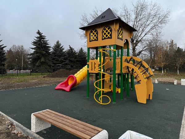 В Назрани открылись новые детские площадки.

В городе появилось больше современных и безопасных мест для детского отдыха:

Парк им. К. Мальсагова — игровой комплекс с возрастными зонами, скамейками и безопасным покрытием.

Зона городского пруда — новая площадка, построенная в рамках федерального конкурса «Малые города и исторические поселения».

Также проведён ремонт одной из существующих площадок.