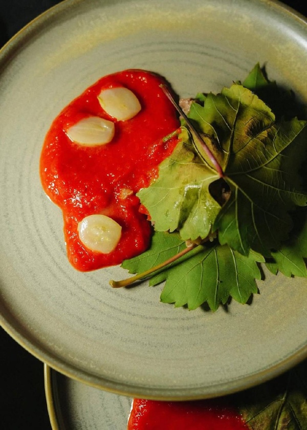 На «Мамисоне» состоится кулинарный мастер-класс в рамках «Мастерской медленной жизни». Его проведет Марина Козонова — шеф ресторанов Mercada Group («Хохаг», «Хидикус Аул»). Автор всех гастроужинов на Мамисоне. 

Марина Козонова постоянно пробует новое, загорается идеями и тут же превращает их в проекты. С ней кухня — это живой процесс, а не отработанный сценарий. В планах — тотальное замедление: работа с огнём, готовка в тишине, выбор качества вместо скорости. 

Каждый гость сварит своё авторское зелье — ягоды в отваре из горных трав. На улице на огне будет приготовлена форель. На десерт наполеон.