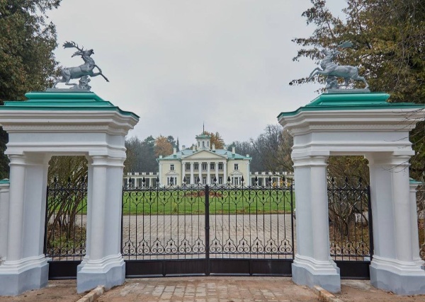 В Новомосковском административном округе завершилась реставрация ворот главного въезда усадьбы Валуево.

По образцу сохранившейся ограды и историческим фотографиям восстановили входные калитки и ворота, усилили кирпичную кладку пилонов. На свои исторические места вернулись парные скульптуры бегущих оленей - украшение главного въезда усадьбы.