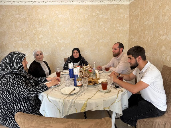 В селе Галашки Сунженского района в День семьи, любви и верности чествовали супругов Точиевых, проживших вместе 47 лет и воспитавших шестерых детей. 

Начальник соцотдела администрации района Ибрагим Гулиев вместе с представителями Дома культуры посетили семью. 

Дети Точиевых получили высшее образование и успешно работают, двое пошли по стопам матери, выбрав профессию медика. За чаепитием говорили о семейных традициях и ценностях. 

Милихан Точиева с гордостью рассказала о внуках, подчеркнув важность уважения к истории и традициям.