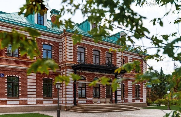 Завершена комплексная реставрация архитектурного ансамбля в Орлово-Давыдовском переулке Москвы. Сразу четыре объекта культурного наследия, построенные в 1880-1890 годах по проекту архитекторов Константина Быковского и Василия Баркова, прошли весь цикл реставрационных работ по фасадам и интерьерам, включая реставрацию мозаичных панно с изображениями Святой Ольги и целителя Пантелеймона.