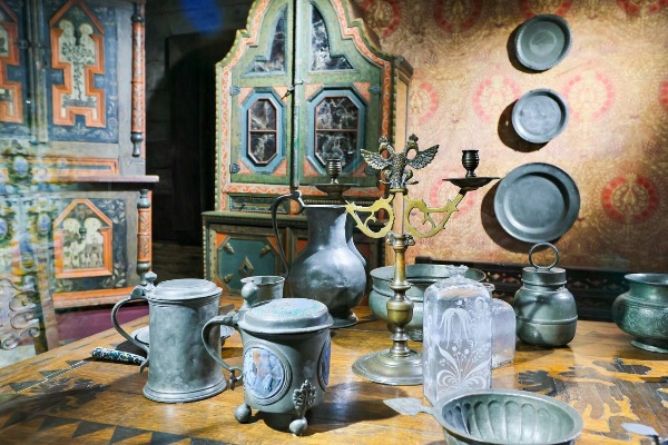 В музее-заповеднике Коломенское после реставрации открыли Домик Петра I.

В 1702 году его построили русские плотники и голландские корабельные мастера в устье Северной Двины. В 1877 году он был перенесен в Архангельск, а в 1934 - в Коломенское. 

Специалисты отремонтировали наружные стены деревянного сруба и декоративные элементы, печную трубу и кровлю. В интерьерах заменили полы. Также проведен ремонт инженерных систем.