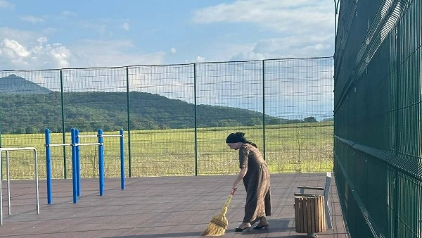 В селе Алхасты провели субботник по благоустройству территории.

В сельском поселении Алхасты состоялась экологическая акция по благоустройству села. В субботнике приняли участие коллективы местного Дома культуры и сельской администрации.

Особое внимание было уделено спортивному комплексу — центру притяжения для молодёжи и любителей активного образа жизни. Участники акции очистили территорию комплекса и прилегающие участки: собрали бытовой мусор, сухую листву и ветви, провели побелку деревьев, привели в порядок пешеходные дорожки и зелёные зоны.

По словам директора Алхастинского Дома культуры Заретхан Боковой, цель мероприятия — навести порядок и улучшить внешний облик социально значимых объектов, которыми ежедневно пользуются жители села. Акция способствовала сплочению работников культуры и представителей местной власти, а также позволила преобразить общественные пространства.