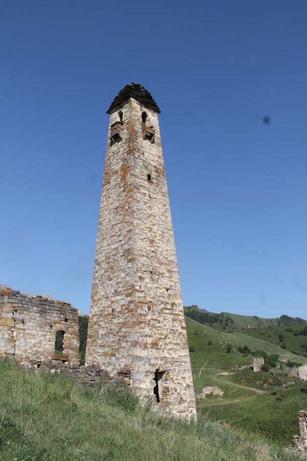 Историко-архитектурный комплекс «Пялинг» состоит из нижнего Пялинга и верхнего Пялинга. Название свое получил от речки, в долине которой он расположен.

Нижний Пялинг - мощный замковый комплекс на выступе скалы у левого берега речки,  включает в себя полу-руинированные боевую и 7 жилых башен с хозяйственными пристройками, с оборонительной стеной по наружному периметру, а внутри со сложной системой проходов с бойницами.

Верхний Пялинг – крупный историко-архитектурный комплекс, расположен, также как и нижний Пялинг, под хребтом Цорей – Лоам в 1,3 км северо-восточнее Тиш-Евли. Здесь сравнительно хорошо сохранились 4 боевые и полуразрушенные 16 жилых башен с хозяйственными и оборонительными пристройками, объединенные оборонительными стенами в мощный замковый комплекс, где каждая боевая башня в отдельном замковом комплексе. 

На горном склоне расположены три полуразрушенные коллективные  склеповые могильники размерами 2,5 х 3,7м, заглубленные в горный склон. Все три склепа сложены аккуратно на известковом растворе.

На северо-восточной окраине верхнего Пялинга, на массивной скале стоит полуразрушенное святилище высотой 1,5м. По преданию это столпообразное святилище выло построено на том месте, где молнией был убит человек. А севернее Верхнего Пялинга есть культовое место, посвященное языческому божеству «Елта».

Является объектом культурного наследия регионального значения, находится в границах территории Джейрахско-Ассинского музея-заповедника и подлежит государственной охране.