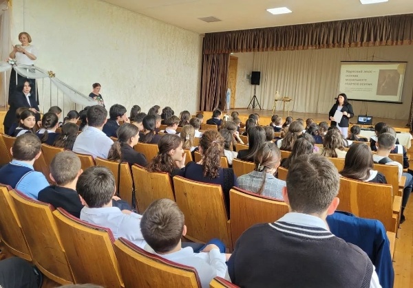 В рамках национального проекта «Семья» во всех школах Ирафского района прошел единый урок, посвященный богатейшей традиционной культуре осетинского народа, его семейным ценностям.

Мероприятие охватило всех учащихся - с 1-го по 11-й класс. Главная цель урока - не просто познакомить, а систематизировать и углубить знания ребят об истории, обычаях, языке, фольклоре и самобытном искусстве Осетии.

Особое внимание на занятии уделили вековым традициям, нерушимым семейным ценностям, легендарному кавказскому гостеприимству, а также глубокому уважению к старшим и почитанию предков.