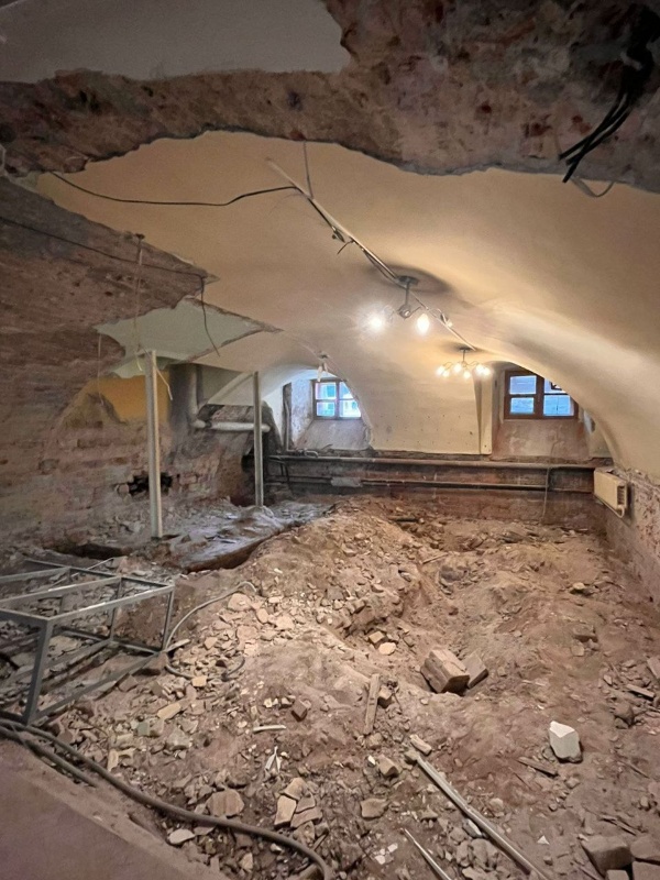 Продолжаются демонтажные работы в здании Факультета журналистики Московского государственного университета на Моховой улице, рядом с Красной площадью.

А "АСМ Групп" в Петербурге завершает проект реставрации и приспособления уникального исторического здания.