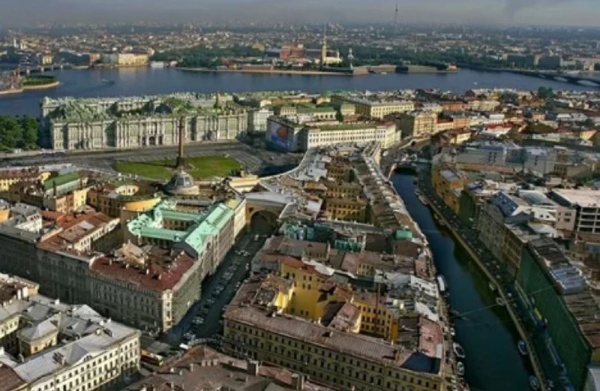 В 2026 году Петербургу на реставрацию памятников архитектуры из городского и федерального бюджетов выделят 20 миллиардов рублей. 

Основная часть средств будет направлена на восстановление фасадов и крупные федеральные объекты. А вот инвесторы добавят еще 11 миллиардов. Нехилая сумма, которая естественно будет освоена. Странно, что до сих пор встречаются города и регионы, где чиновники не заботятся о памятниках архитектуры, как общем достоянии народа и совершенно не прилагают усилий для составления нужных и правильных долгосрочных программ, а также привлечению финансирования из бюджета. Недавняя поездка в один из старых городов центральной России лишь подтвердила это...