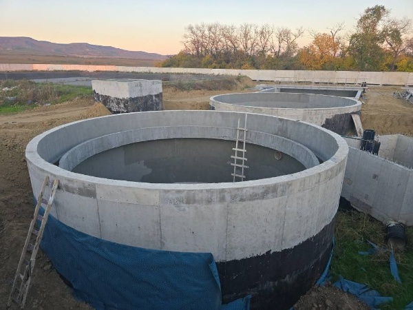 В Сунже строят современные очистные сооружения.

Работы идут с опережением графика.

Что уже сделано в 2025 году:
Монтаж технологического оборудования;
Укладка напольной плитки;
Монтаж отопления и канализации;
Работы в производственном корпусе.

Что идет сейчас:
Кровельные работы;
Укладка канализационного коллектора;
Прокладка инженерных сетей;
Монтаж сэндвич-панелей здания доочистки;
Устройство приямка;
Монтаж оборудования денитрификатора-аэротенка.

На объекте задействованы 34 работника и 6 единиц техники.

Новые очистные сооружения решат проблему водоотведения и очистки сточных вод.