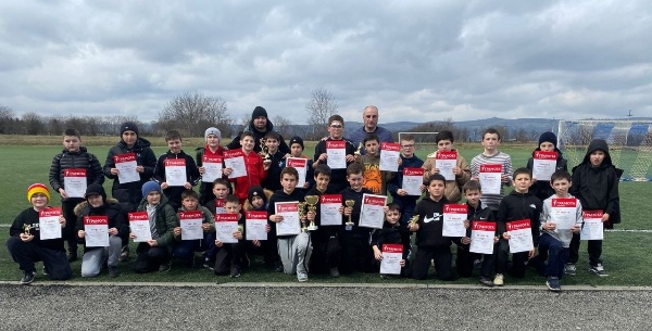 В Чиколе прошел районный турнир по футболу среди первичных отделений «Движения Первых».

На поле вышли ребята 2014-2015 годов рождения.

Организаторами выступили местное отделение «Движения Первых» совместно с тренером по футболу ДЮСШ им. А.Фадзаева Олегом Надгериевым.

По итогам соревнований места распределились следующим образом:

1 место - МБОУ СОШ с. Сурх-Дигора;
2 место - МБОУ СОШ с. Советское;
 3 место - МБОУ СОШ №3 с. Чикола.

Отдельно отметили лучших игроков:

Лучший вратарь - Гобеев Батраз (Советское);
Лучший защитник - Хекилаев Виталий (школа №3, Чикола);
Лучший полузащитник - Габеев Дзамбулат (Сурх-Дигора);
Лучший нападающий - Годзоев Ренат (Сурх-Дигора);
Лучший игрок турнира - Гобеев Давид (Сурх-Дигора).