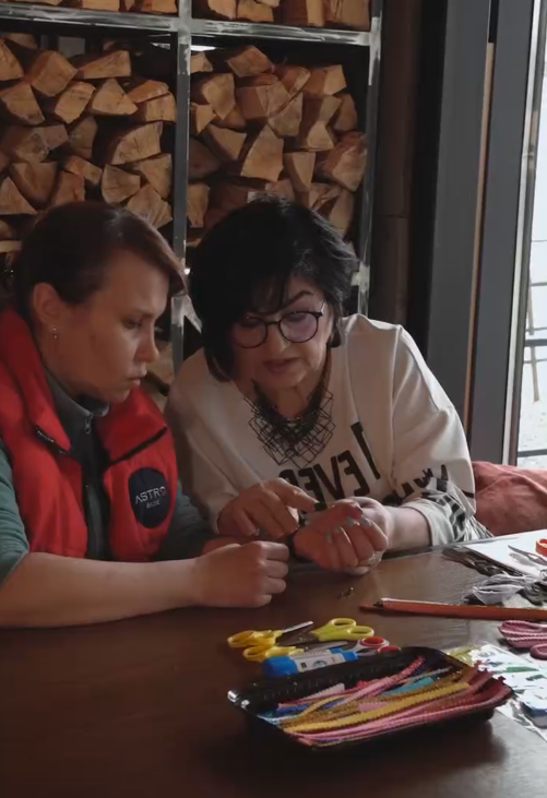 В кафе Moon Base (комплекс Astro Base) прошли мастер-классы в этно-стиле — погружение в атмосферу гор и ручной работы.

Гости пробовали себя в живописи маслом, создавали ювелирные изделия и собирали сувениры своими руками.