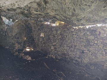 Наскальное строение №4