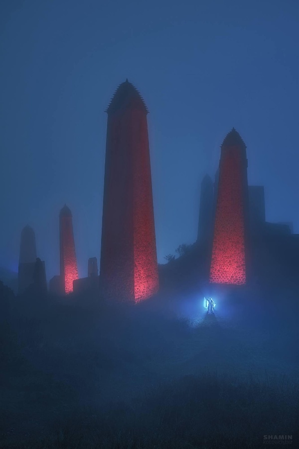 На фото башни комплекса Эрзи. Никаких эффектов, ИИ и прочего — только фотограф и его навыки.

В сентябре в Армхи прошел фестиваль Nature Photo Camp. Фотографы ночью выезжали на съемки в горы, не смотря на дождь и туман, создавали такие невероятные кадры, используя дроны. Ведь горная Ингушетия прекрасна в любое время года!

Фотографы: Константин Шамин и Александр Перч