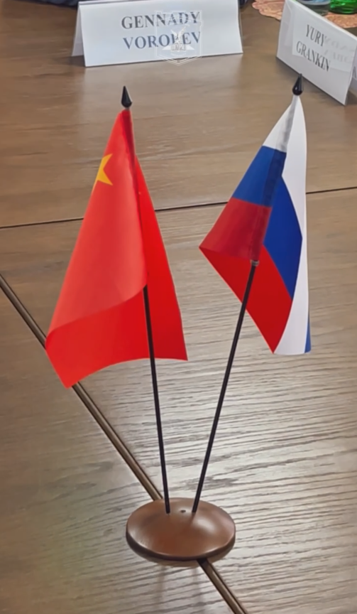 Сейчас проходит встреча ректора ПГУ, профессора А.П. Горбунова с делегацией Ляонинского политехнического университета, которую возглавляет ректор ЛПУ – Чжан Цицзянь (Китай).

В ходе встречи были обсуждены вопросы дальнейшего сотрудничества между университетами и перспективы реализации совместных образовательных программ. В сентябре этого года в наш университет планируется приезд 120 студентов из Китая.

Для наших наших гостей подготовлена насыщенная трёхдневная программа: вчера для гостей была проведена ознакомительная экскурсия по Пятигорску, сегодня делегацию ждёт экскурсия по главному корпусу ПГУ и встреча с преподавателями нашего университета.