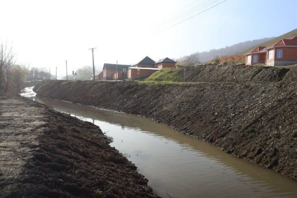 В Назрановском районе началась расчистка реки Яндырка.

Работы рассчитаны на три года (2025–27) и помогут восстановить пропускную способность реки, а также снизят риск подтопления жилых районов во время паводков.