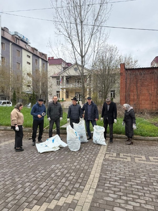 11 апреля 2026 года сотрудники Джейрахско-Ассинского музея-заповедника и Комитета государственной охраны объектов культурного наследия Республики Ингушетия вышли на совместный субботник прилегающих офисных территорий г. Магаса.

Сотрудники провели уборку на газонах за зданием, очистили от мусора и прошлогодней листвы, прилегающие к офисному зданию улицы.  

В результате проведенных мероприятий, была очищена территория офисного здания, расположенного на ул.Борова от бытового мусора, сухих деревьев и прошлогодней листвы, которые были собраны и вывезены в специально отведенное место.

Руководитель музея-заповедника А.А. Сампиев поблагодарил всех участников мероприятия, а также добавил, что в течении текущего месяца будут проведены еще субботники, в том числе, и в горных местностях.
