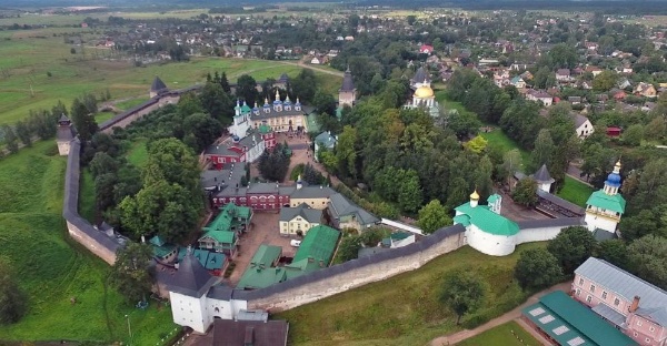 Вот и стали известны финалисты VIII Международного конкурса "Золотой Трезини" 2025.

Сразу три проекта от архитекторов "АСМ Групп" вошли в шорт-лист уважаемого жюри и стали финалистами в разных номинациях престижного конкурса:
- Башни Псково-Печерского монастыря. Псковская область. Печоры.
- Храм Тхаба-Ерды. Ингушетия. Горная часть.
- Церковь Пресвятой Троицы. Санкт-Петербург. Октябрьская наб., 18.