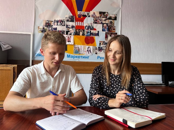 Студенты ПГУ среди победителей федерального конкурса «Студенческий стартап».

Сергей Куфенко и Вячеслав Колесников, студенты направления «Инноватика» ПГУ, вошли в число победителей престижного федерального конкурса.

В этом году было подано более 11,6 тысячи заявок из 75 регионов страны и более 320 университетов. Среди такой конкуренции проекты наших ребят в сфере цифровых технологий получили поддержку для реализации.

Победа студентов ПГУ – это вклад в достижение национальной цели технологического лидерства России. Университет создаёт возможности не только для получения знаний, но и для воплощения инновационных идей в реальные проекты.