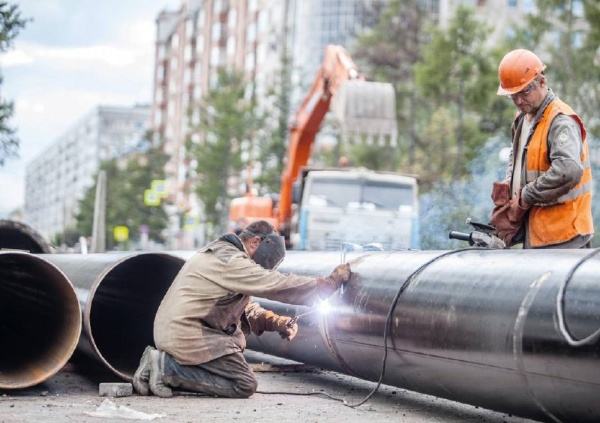 До конца года в Чечне завершат строительство 30 объектов коммунальной инфраструктуры.

До конца 2024 года в Чеченской Республике будет введено в эксплуатацию 30 объектов коммунальной инфраструктуры. Работы проводятся в рамках нацпроекта «Жильё и городская среда» и программы Минстроя России. Среди них — строительство и реконструкция 15 комплексов очистных сооружений в различных муниципальных районах республики, включая Веденский, Шалинский, Грозненский и другие.

Общая мощность этих объектов составит более 40 тыс. м³ воды в сутки. Проект направлен на улучшение качества коммунальных услуг и развитие инфраструктуры региона, что повысит уровень жизни местных жителей.