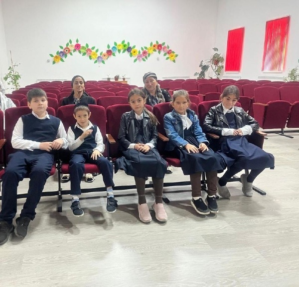 В Доме культуры с. п. Ляжги прошёл вечер памяти, посвящённый юбилею народного поэта Ингушетии Джамалдина Яндиева.

Джамалдин Хамурзаевич Яндиев родился 15 октября 1916 года в селении Балта. Рано потерял мать, а отца — в годы депортации. Ещё в школе начал писать стихи, позже возглавил Союз писателей Чечено-Ингушской АССР. В 1944 году был депортирован в Среднюю Азию, но и там не оставил поэзию — именно в те годы родились его самые пронзительные строки о войне и родной земле.

За жизнь поэт выпустил 20 сборников стихов на ингушском и русском языках. Его произведения переводились на многие языки народов СССР, а сам он переводил на ингушский Пушкина, Лермонтова, Маяковского.

Самые известные произведения: «Верьте!», «Мать», «Где я рождён», «Горсть земли», «Слеза», «Бейся, сердце», «Земля горит и плачет», «Не отдадим Родину». Многие из них стали народными песнями — их пели без нот, потому что шли они от самого сердца.
