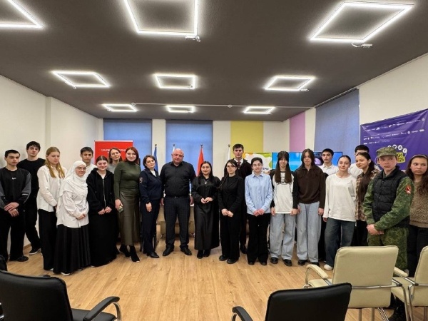 В Молодежном центре Эльбрусского района прошло мероприятие по вопросам обеспечения национальной безопасности и профилактики экстремизма в молодежной среде. Участниками обсуждались механизмы функционирования Антитеррористической комиссии в республике и вопросы участия граждан в обеспечении общественной стабильности.

В качестве экспертов на мероприятии выступили: Азрет Байзулаев — главный специалист, секретарь АТК администрации Эльбрусского района; Жаннет Ахматова — юрисконсульт МВД России по КБР в Эльбрусском районе; Диана Назарян — ведущий специалист отдела по молодежной политике МУ «Управление образования».