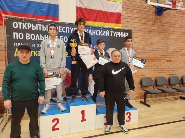 13 декабря в СОК «Чикола» прошел турнир по вольной борьбе среди юношей 2009-2010 гг.р.

В соревнованиях участвовало около 100 спортсменов из разных спортивных школ РСО-А, районов республики, а также республики Татарстан.

По результатам соревнований победителями и призерами из Ирафского района стали: Марзоев Амир (42 кг), Дзантуев Давид (48 кг), Дзгоев Рустам (48 кг), Гульчеев Артур (60 кг).

Ребятам были вручены медали, грамоты и пояса чемпионов.

Проведение турнира такого уровня вносит значительный вклад в развитие детско-юношеского спорта, служит преемственности традиций и выявлению новых талантов.
