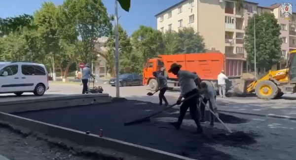 В Назрани появилась новая парковка на проспекте Базоркина.

Завершено обустройство парковочной зоны на проспекте Базоркина в Центральном округе Назрани. Ранее эта территория была арендована под строительство торгового объекта, но благодаря соглашению с арендатором, участок был передан городу.

Глава Назрани Руслан Оздоев отметил, что это важный шаг в решении проблемы дефицита парковочных мест и пример гражданской ответственности. 