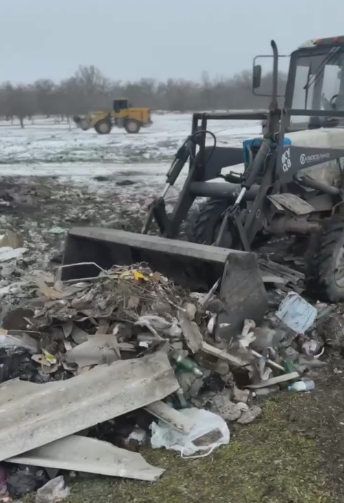 В Сунже ликвидирована масштабная стихийная свалка на окраине улицы Энгельса.  

Уборка проведена силами регионального оператора ООО «Эколайф» по инициативе Минприроды Ингушетии.

Предыстория:
Жители неоднократно жаловались на эту территорию в соцсетях. Свалка ежедневно росла.

Решение:
Минприроды РИ приняло решение оказать прямую поддержку городу и устранить очаг загрязнения.

Итоги работ:
Вывезено порядка 100 кубометров отходов.
Задействовано около 20 единиц специализированной техники.
На участке осталось немного строительного мусора — погодные условия осложняют работу техники.