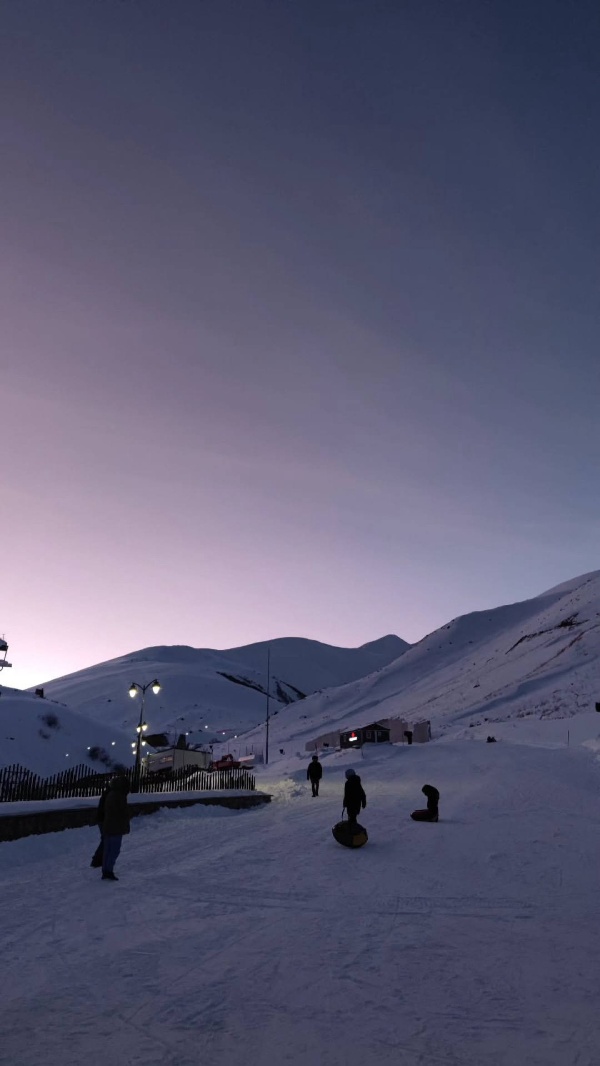 В "Мамисоне" на участке зелёной трассы 3А появилась учебная зона.

Здесь удобно начинать: привыкать к снаряжению, пробовать, чувствовать склон и никуда не спешить.

Для детей — безопасное и понятное пространство для уверенных первых шагов на снегу.