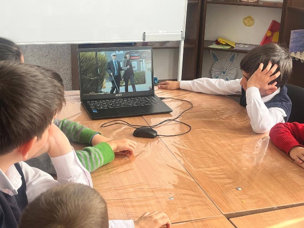 18.11.2025г. методист Дома культуры Точиева З.М. провела с детьми НОШ беседу-презентацию "Международный день слепых".

Ежегодно 13 ноября во всем мире отмечается Международный день слепых. Это не просто календарная дата, а важное событие, главная цель которого - привлечение внимания общества к жизни и проблемам людей с полной или частичной потерей зрения.