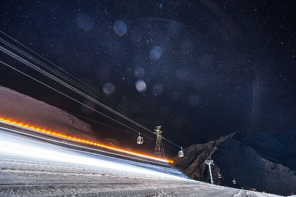 Регионы СКФО вошли в десятку лидеров российского «Зеленого» рейтинга развития туризма.

Итоги исследования лучших направлений для ответственных путешествий за 2025 год представили 27 января в Госдуме. Круглый стол прошел под председательством первого заместителя председателя Комитета Государственной Думы по туризму и развитию туристической инфраструктуры Николая Валуева.


Возглавил общенациональный рейтинг Санкт-Петербург, за ним следуют Москва, Нижегородская и Кемеровская области. Одной из ярких тенденций года стал качественный рывок Северо-Кавказского федерального округа. Кабардино-Балкария заняла пятое место, Чеченская Республика – восьмое.


Регионы СКФО продемонстрировали устойчивую динамику роста. Эксперты подчеркнули: Кавказу удается сочетать рост турпотока с сохранением природных, национальных и культурных особенностей территорий.


«Наш главный принцип – не навредить. Кавказ.РФ интегрирует комплексный подход к созданию инженерной инфраструктуры наших курортов и бережно интегрируем экологические и культурные аспекты в развитие территорий. Это делает туризм в СКФО не только инвестиционно привлекательным, но и ответственным по отношению к окружающей среде, наследию и традициям, что является ключевым условием устойчивой трансформации отрасли», – отметил Рустам Тапаев, заместитель гендиректора Кавказ.РФ.


Исследование проведено ВШУ РУДН при поддержке Русского географического общества, Евразийского рейтингового агентства, Общенационального союза индустрии гостеприимства, а также российской туристической платформы «Погнали!». Эксперты оценивали регионы по индексу туристической привлекательности и их приверженности принципам устойчивого развития.