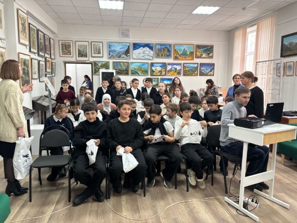 В честь Дня заповедников и национальных парков сотрудники Национального парка «Приэльбрусье» совместно с районным краеведческим музеем имени О. М. Отарова организовали познавательное мероприятие для школьников.

Программа включала презентацию об истории и значении парка, лекцию от Юсупа Ильясовича Узеева — эксперта, знакомого с историей «Приэльбрусья» с момента его основания. В интерактивной части участники отгадывали тематические загадки. В завершение мероприятия школьники получили памятные подарки.