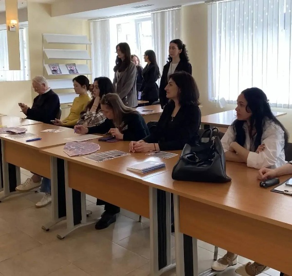 «Гастрономический глобус»: школьники Кисловодска познакомились с ИИЯМТ ПГУ через языки и кухни мира.

Институт иностранных языков и международного туризма ПГУ принял учащихся школы №2 г. Кисловодска с углублённым изучением английского языка. Встреча прошла в рамках профориентационного проекта «Школа–Вуз–Регион».

Для школьников организовали необычное гастрономическое путешествие, в ходе которого иностранные языки стали инструментом знакомства с культурой, туризмом и индустрией гостеприимства. Учащиеся представили гастрогид по Кисловодску на английском языке, а преподаватели и носители языков ИИЯМТ познакомили гостей с гастрономическими традициями разных стран и культур.

«Гастрономический глобус» стал ярким примером того, как изучение языков помогает открывать мир, выстраивать межкультурный диалог и делать первые шаги к будущей профессии.