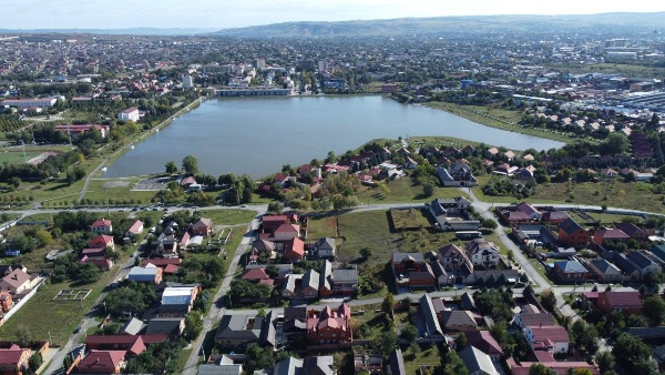 В Назрани будут установлены указатели с наименованиями улиц на ингушском языке.

Соответствующее решение озвучил мэр города Руслан Оздоев. 

Инициатива направлена на поддержку и развитие родного языка и соответствует общегосударственному курсу в сфере сохранения языкового наследия.

В первую очередь новые указатели появятся на центральных улицах города. К работе будут привлечены специалисты — филологи, представители научного и педагогического сообщества, а также краеведы.

Работа будет организована поэтапно с учётом мнения жителей и экспертов.