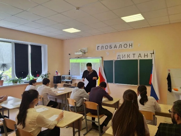 Глобальный диктант по осетинскому языку прошел в образовательных  учреждениях   Ирафского  района.

В целях развития и поддержки осетинского языка как одного из государственных языков Республики Северная Осетия–Алания, для усиления консолидирующей роли осетинского языка в сохранении единства и целостности  многонациональной Республики Северная Осетия - Алания, в рамках проведения мероприятий по празднованию Дня Осетинского языка и литературы был проведён глобальный  диктант по осетинскому языку 14 мая 2026 г.

В Глобальном диктанте по осетинскому языку в Ирафском муниципальном районе, приняли участие - 247 человек:
из них 155 - обучающиеся;
56 - педагогов СОШ;
20 - педагогов ДОУ;
16 - родители.
