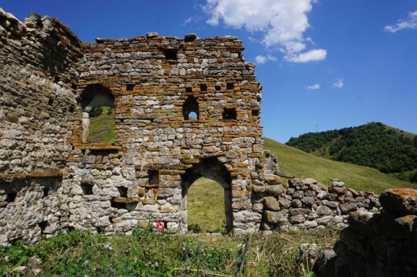 Мониторинг башенного комплекса "Кязи".

Башенное поселение " Кязи" расположено на гребне горного кряжа в начале Салгинского ущелья, северо-восточнее башенного комплекса "Лялах".

По техническому состоянию все объекты комплекса можно разделить на следующие группы:
- крайне руинированные, без возможности восстановления первоначального облика;
- руинированные постройки с сохранением основания и возможностью определения габаритов и первоначальных объемов;
- разрушенные и крайне аварийные постройки, с возможностью определения первоначальных габаритов и объемов, однако, без возможности реконструкции деталей;
- частично разрушенные постройки с возможностью полного восстановления или консервации. 

Являются выявленными объектами культурного наследия Республики Ингушетия. Подлежат государственной охране. 
