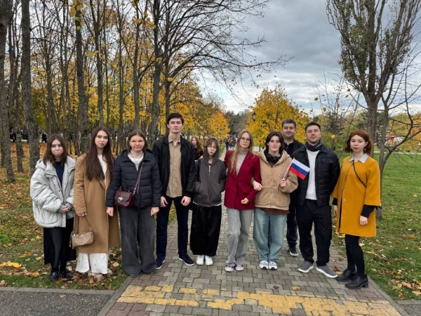 Студенты ПГУ приняли участие в масштабной акции ко Дню народного единства!

У подножия горы Машук, в Комсомольском парке, более тысячи жителей и гостей Пятигорска собрались, чтобы отметить праздник и показать силу дружбы народов Кавказа.

Акция #МыВместе началась с исполнения народного гимна «Матушка-земля», а завершилась впечатляющим хороводом единства, в котором участвовали свыше тысячи человек.