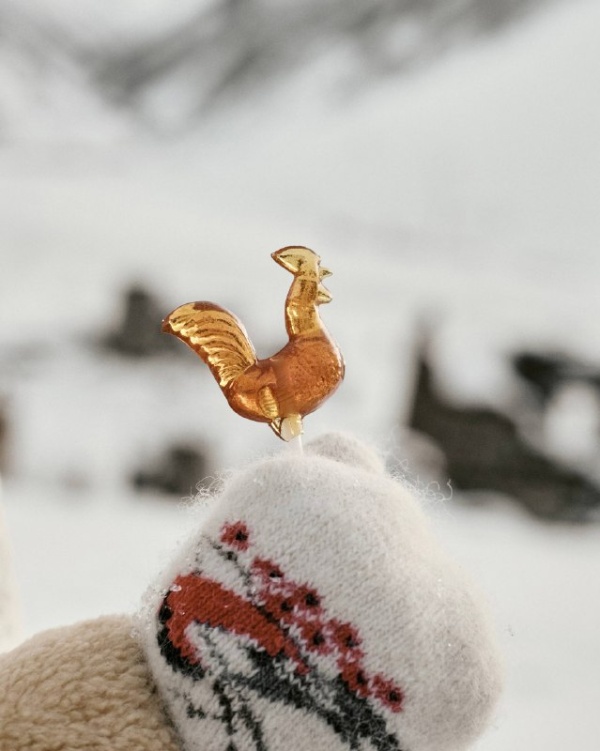 Со 2 по 8 января курорт "Мамисон" впервые встречает Новый год.

В программе праздника: памятные фотографии для новой главы жизни; диджей-сеты; хороводы с казачьим народным хором; знакомство с новыми кафе и ресторанами курорта; игровые квесты; иммерсивные истории о рождественском чуде с участием профессиональных актёров.