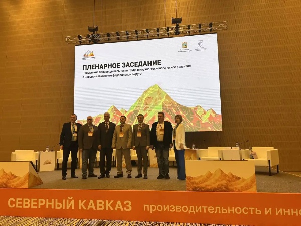 Проректор ПГУ выступила на пленарном заседании форума в Минеральных Водах.

На площадке «МинводыЭкспо» прошёл Северо-Кавказский форум по повышению производительности труда, объединивший представителей власти, науки, бизнеса и институтов развития.

ПГУ на мероприятии представила проректор по стратегическому управлению развитием Екатерина Владимировна Ефимова, выступившая спикером пленарного заседания о научно-технологическом развитии СКФО. В её лице Пятигорский государственный университет представил концепцию «незримого» интегрального производительного капитала, основанную на соединении инновационности и укрепления общероссийской социокультурной идентичности.

Интерес аудитории привлёк передовой тип инноватики – «инноватики созидания и достойного служения Отечеству», в котором технологические решения опираются на российские духовно-нравственные ценности.