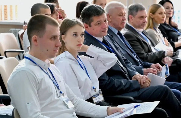 В ЮИ ПГУ состоялась Всероссийская научно-практическая конференция «Цифровое право в эпоху трансформации социально-экономических процессов»

Цель мероприятия – обсуждение актуальных теоретических и практических вопросов цифрового права в условиях обновления законодательства Российской Федерации.

С приветственным словом к участникам обратился ректор ПГУ, профессор Александр Павлович Горбунов. Модераторами конференции выступили директор Юридического института ПГУ Юлия Евгеньевна Головина и координатор по научной работе Ольга Аркадьевна Анферова.

Конференция стала значимой площадкой для профессионального диалога и обмена опытом, а её итоги внесут вклад в развитие юридической науки и практики в сфере цифрового права.