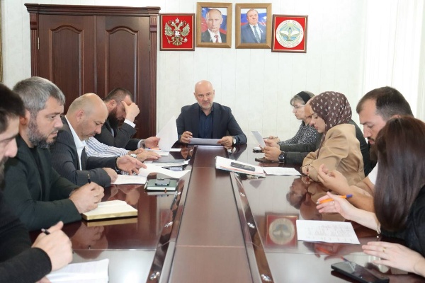 Глава Назрани Руслан Оздоев провел рабочее совещание. 

В центре внимания – экологическая безопасность и порядок в оформлении жилья в новостройках.

Будет проведена проверка всех предприятий на предмет соблюдения экологических норм, разработаны единые требования к очистным сооружениям и утвержден график их установки. Для бизнеса предусмотрены консультации, чтобы процесс прошел быстро и без лишней бюрократии.

Оформление жилья станет прозрачнее и проще! Администрация города разработает понятную "дорожную карту" для жителей, а также проведет разъяснительные встречи, чтобы помочь в легализации жилья и предотвратить самовольное строительство.

Открытый диалог с жителями – приоритет администрации! Отчеты о проделанной работе будут регулярно публиковаться, а предложения жителей и предпринимателей – внимательно рассматриваться.

Администрация Назрани ставит перед собой амбициозные цели: чистая окружающая среда, законно оформленные дома и уверенность жителей в завтрашнем дне. Работа ведется прозрачно и нацелена на конкретный результат. 