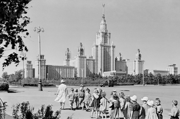 Архивные фото строительства главного здания Московского государственного университета на Воробьевых горах. Самое высокое здание столицы строилось с 1949 года, а торжественное открытие состоялось 01 сентября 1953 года.

Сегодня полным ходом идут реставрационные работы по фасадам МГУ по согласованному весной совместному проекту "АСМ Групп" и "Тектоника".