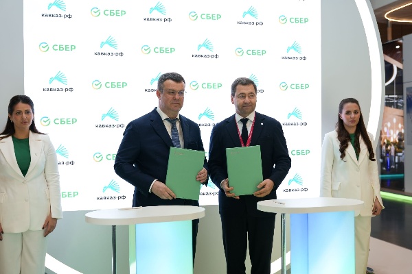 Кавказ.РФ и Сбер готовятся к запуску цифровой инвестиционной платформы.

Сегодня в рамках Кавказского инвестиционного форума Председатель Юго-Западного банка Сбербанка Анатолий Песенников и генеральный директор Кавказ.РФ Андрей Юмшанов подписали соглашение о намерениях по участию Сбера в реализации цифрового проекта Кавказ.РФ – «Инвестиционный хаб».

Проект направлен на создание специальной цифровой платформы, которая будет способствовать повышению инвестиционной активности регионов СКФО.

Анатолий Песенников, Председатель Юго-Западного банка Сбербанка: «Сбер всегда уделяет внимание поддержке роста бизнеса и нам важно предлагать предпринимателям и инвесторам релевантные продукты и инструменты. В партнёрстве с Кавказ.РФ наш Банк уже запустил ряд совместных инвестиционных проектов, направленных на улучшение инвестклимата и развитие экономики СКФО. Ранее мы успешно реализовали программу льготного кредитования бизнеса Кавказа и за 3 года её действия суммарно было оформлено 206 кредитов на 8 млрд рублей. Сейчас мы прорабатываем участие Банка в реализации цифровой платформы, разработанной Кавказ.РФ. Такая платформа обеспечит взаимодействие между инициаторами проектов, представителями банков-участников и институтами развития Российской Федерации, а также позволит предпринимательскому сообществу и финансовым организациям более оперативно прорабатывать вопросы о кредитной сделке».

Андрей Юмшанов, генеральный директор Кавказ.РФ: «Кавказ.РФ и Сбер успешно сотрудничают уже несколько лет, реализуя проекты в различных направлениях и отраслях. Вместе мы помогаем предпринимателям СКФО запускать и развивать бизнес. Широко известно, что наша страна впереди планеты всей по внедрению цифровых сервисов, и здесь стоит задача вместе с банками создать удобный электронный инструмент, помогающий получить господдержку с минимальными усилиями — так освободится время предпринимателя на визионерство, запуск новых бизнесов на Кавказе, создание комфортной деловой среды. Цифровая платформа объединит предпринимателей и кредитные организации, а также аккумулирует информацию о запущенных и планируемых к реализации инвестиционных проектах Кавказа».