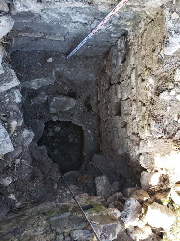 Любая исследовательская работа на старых зданиях - объектах культурного наследия, начинается в том числе с постановки строительных разведывательных шурфов,г позволяющих после их постановки оценить состояние конструкций объекта, находящихся под землей. Иногда глубина шурфов достигает нескольких метров. Например, при исследовании здания Эрмитажного театра в Петербурге, шурфы достигли отметки 7 метров в глубину, для чего пришлось устанавливать временные ограждающие конструкции, чтобы не осыпался грунт. 

При исследовании одного из башенных комплексов Ингушетии (на фото) глубина шурфов достигла отметки почти в 5 метров. Если кто-то до сих пор считает, что работа "АСМ Групп" исключительно офисная работа, так сказать "белые воротнички", то он глубоко ошибается, не понимая сколько труда в любых погодных условиях стоит правильно определить и поставить шурфы, наиболее полноценно раскрывающие исторические конструкции объекта, скрытые землей.