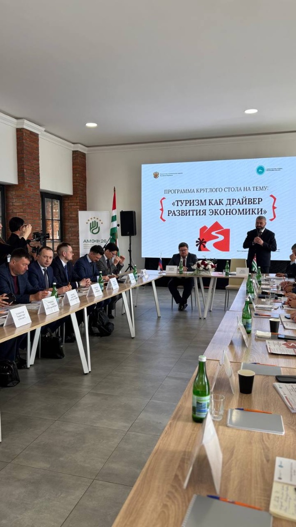 Опыт Кавказ.РФ по созданию туристских ОЭЗ востребован в Абхазии.

Экономический форум «Абхазия. Инвестиции в будущее» проходит на фоне активного развития российско-абхазских отношений и реализации совместных инвестпроектов. Открывали площадку Президент Абхазии Бадра Гунба, первый заместитель руководителя администрации президента России Сергей Кириенко, министр экономического развития России Максим Решетников. 

Делегация Кавказ.РФ во главе с Андреем Юмшановым представила работу государства в области развития территорий Северного Кавказа. 

О мерах господдержки и про работу, которую проводится на территории СКФО совместно с Минэкономразвития РФ и которая позволила округу расти в основных социально-экономических показателях, рассказал гендиректор Кавказ.РФ: «Инвестиции в основной капитал увеличились на 77%, валовый региональный продукт на 32%, а безработица снизилась практически вдвое. И это все за 5 лет! Мы готовы делиться опытом и участвовать в совместных проектах, чтобы помогать в улучшении инвестиционной среды на сопредельных территориях». 

Как туризм влияет на развитие экономики территории, поделился опытом исполнительный директор Кавказ.РФ Хасан Тимижев: «Всё это не просто новые объекты — это новые рабочие места, новые субъекты малого бизнеса, увеличение доходов, прирост населения и его социальное благополучие.  И мы готовы оказать Абхазии всё необходимое содействие в решении самых амбициозных задач развития инфраструктуры туризма».

В ответном слове модератор круглого стола и министр туризма Абхазии Астамур Логуа отметил профессионализм команды Кавказ.РФ и выразил надежду на дальнейшее сотрудничество: «Надеюсь, что много интересных проектов вместе с вами реализуем. Очень приятно видеть то, что вы уже сделали на Северном Кавказе. Мы здесь совсем недалеко, надо нам еще ближе стать». 