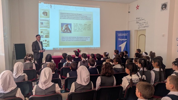 Специалисты государственной ветеринарной службы РИ провели в СОШ № 12 г. Назрань познавательное занятие, посвящённое профилактике бешенства — особо опасного заболевания, которое представляет серьёзную угрозу для людей.

Школьники узнали:

По каким симптомам можно определить инфицированное животное;

Что делать при контакте с больным или подозрительным животным;

Как избежать заражения и обезопасить себя;

Как правильно обрабатывать укусы и царапины;

Почему так важна своевременная вакцинация.