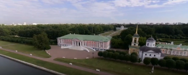 Сегодня одна из старейших усадеб Москвы - Кусково, празднует юбилей - 310 лет. Кусково сегодня одновременно и архитектурно-парковый ансамбль XVIII века и единственный в стране специализированный Музей керамики. 

Ансамбль летней резиденции Шереметьевых сформировался в 1750-1770 годах. Ее территория была поделена на три части: "запрудную", центральную с регулярным парком, дворцом и павильонами, и английский пейзажный парк "Гай". Наиболее полно сохранилась регулярная часть усадьбы с мраморной скульптурой, обелиском и колонной, прудами, каналами и основными архитектурными памятниками.