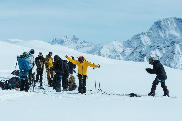 В Приэльбрусье завершились съёмки ещё одного кинопроекта — «Прозрение». 

Команда взглянула на горный туризм как живое переплетение людей и смыслов: райдеров с их страстью к спускам, учёных с бережным вниманием к деталям, местных жителей — с безграничной любовью к месту, где они выросли.

За 17 дней съёмок были отсняты десятки эффектных проездов, занятия по ледолазанию и ночёвки на базе гляциологов на 2700 м, беседы с легендами-старожилами о том, как они наблюдали изменения ледников Эльбруса на протяжении всей своей жизни (30-40 лет) и параллельно — изменение культуры туризма. 

Фильм покажет, как осознанный альпинизм и туризм становятся частью культурного кода региона.

Монтаж планируется завершить к концу лета. Далее последуют показы на фестивалях, в турклубах, на курорте и онлайн. 