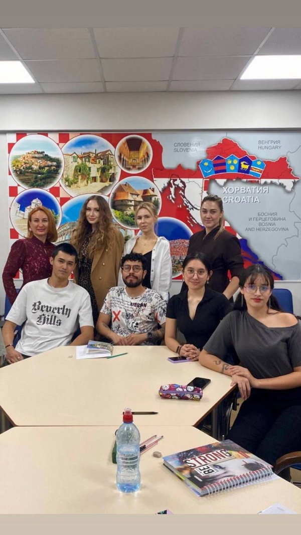 Колумбийские студенты продолжают обучение в ПГУ.

Первая группа студентов из Колумбии, начавшая изучать русский язык в прошлом семестре с нуля, подтвердила решение продолжить обучение в Центре международного образования ПГУ. За короткое время ребята смогли освоить основы общения и показать отличные результаты.

«Мы очень довольны прогрессом наших колумбийских учеников. Их решение продолжить учебу – лучшая оценка работы нашего Центра и преподавателей, которые не просто обучают языку, а открывают для студентов русский мир!» – отметила директор ЦМО доц. Н.М. Каширина.

Иностранные студенты получили поздравления от преподавателей Центра и с энтузиазмом смотрят в будущее, продолжая строить свой образовательный путь в ПГУ.